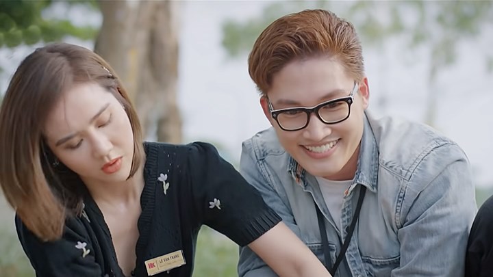 thuong-ngay-nang-ve-tap-17-vtv3-5-144146_921.jpg Duy hí hửng khi nắm được tay chị sếp nữ xinh đẹp. Ảnh chụp màn hình