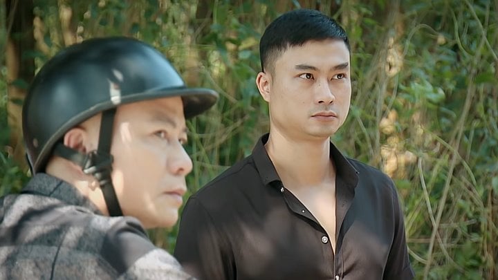 pho-trong-lang-tap-31-vtv1-2-163509_197.jpg Hiếu nghi ngờ Thuận và tên bị truy nã không phải quen nhau bình thường. Ảnh chụp màn hình