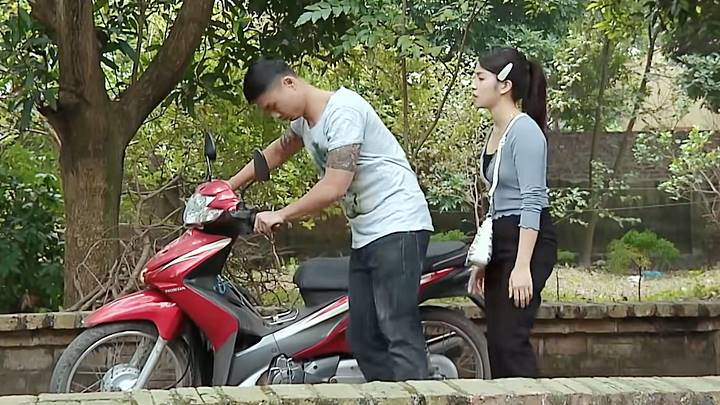 pho-trong-lang-tap-31-vtv1-3-163551_931.jpg Hoài ngăn cản Hiếu đến gặp công an. Ảnh chụp màn hình