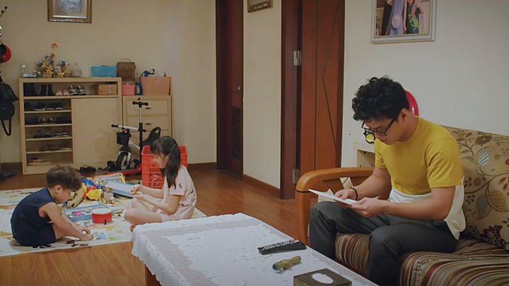 thuong-ngay-nang-ve-tap-18-vtv3-3-184626_313.jpg Đức đọc bài văn 9 điểm của bé Sam. Ảnh chụp màn hình