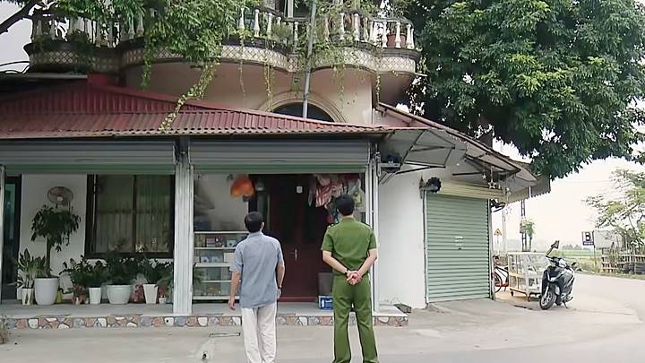 pho-trong-lang-tap-34-vtv1-2-171349_213.jpg Nam và ông Trung đến thuyết phục người dân lắp camera. Ảnh chụp màn hình