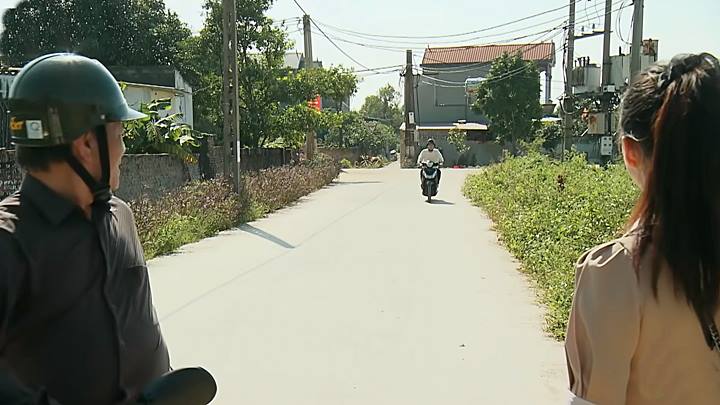 pho-trong-lang-tap-34-vtv1-4-172315_964.jpg Ngay lúc đó, Đông phi xe lao tới đón bạn gái và bố anh cũng nhìn ra đó là con mình. Ảnh chụp màn hình
