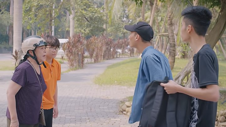 thuong-ngay-nang-ve-tap-19-vtv3-1-180129_66.jpg Bà Nga đứng ra bảo vệ trẻ em. Ảnh chụp màn hình