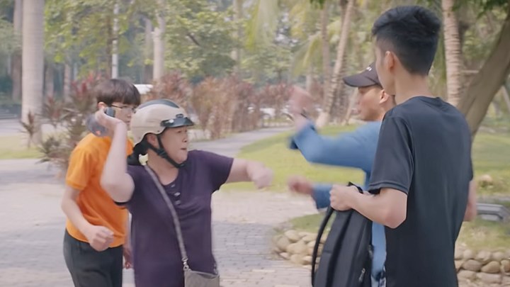 thuong-ngay-nang-ve-tap-19-vtv3-2-180116_162.jpg Bà Nga 'tay đôi' với 2 tên côn đồ. Ảnh chụp màn hình