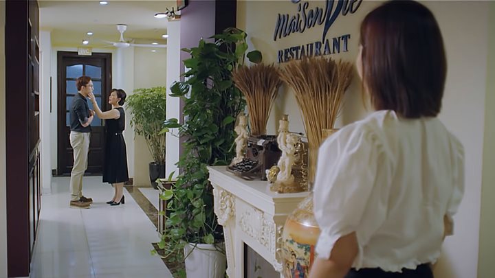 thuong-ngay-nang-ve-tap-19-vtv3-6-180008_622.jpg Trang lại nhìn thấy bà Nhung và Duy thân mật với nhau. Ảnh chụp màn hình