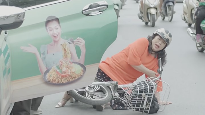 Bà Nga bị ngã xe. Ảnh chụp màn hình