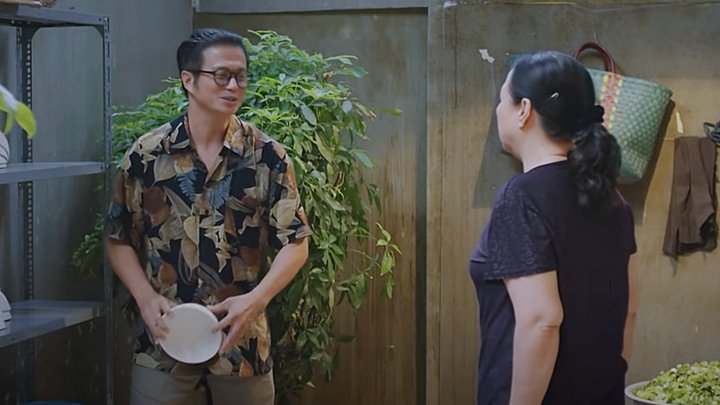 thuong-ngay-nang-ve-tap-28-vtv3-3-191549_611.jpg Bà Nga hớt hải chạy ra dọn thì mọi việc đã được em trai và con gái dọn dẹp xong xuôi. Ảnh chụp màn hình