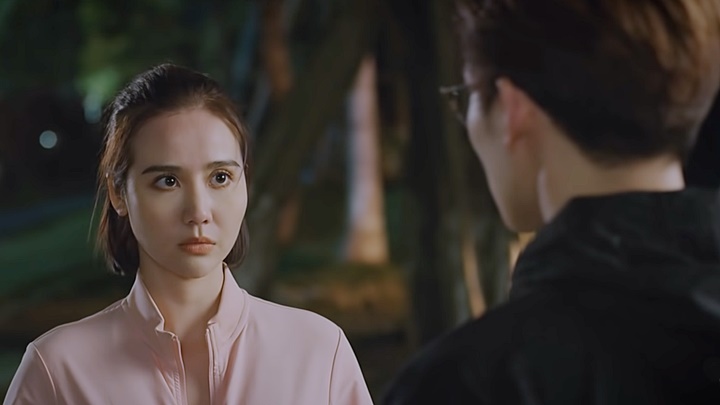 thuong-ngay-nang-ve-tap-28-vtv3-5-191756_157.jpg Trang chỉ biết im lặng và né tránh câu hỏi của Duy. Ảnh chụp màn hình