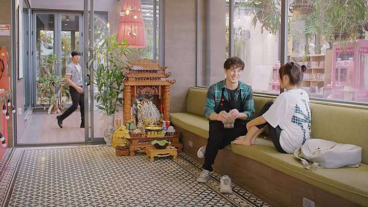 thuong-ngay-nang-ve-tap-29-vtv3-5-181217_70.jpg Vân Vân và bạn nhân viên vô tư trò truyện. Ảnh chụp màn hình