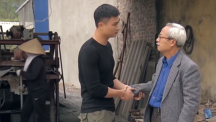 pho-trong-lang-tap-48-vtv1-3-160407_419.jpg Hiếu xin nghỉ việc ở xưởng gạch. Ảnh chụp màn hình