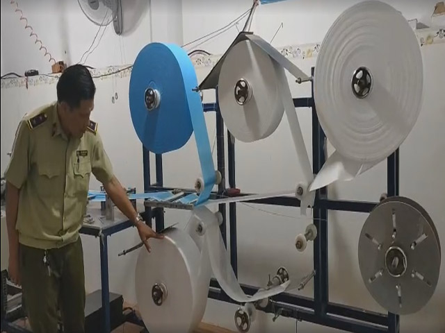 Đội QLTT số 07 tỉnh Bình Phước phát hiện cơ sở sản xuất khẩu trang trái phép. Ảnh: QLTT.