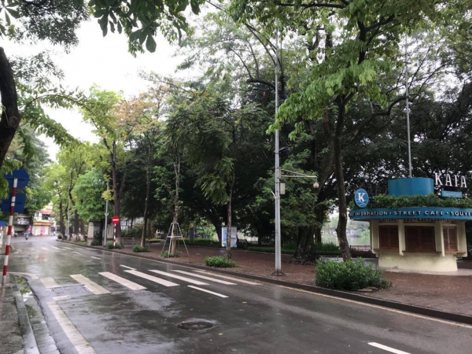 Không còn người dân nào đi tập thể dục quanh hồ Hoàn Kiếm. Ảnh: QD.