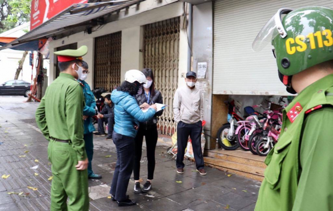 Cơ quan chức năng lập biên bản cửa hàng vi phạm. Ảnh: QD.