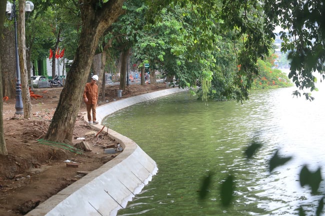 ho-hoan-kiem-122032_1.jpg Hồ Hoàn Kiếm sau khi được kè bằng cấu kiện bê tông có bờ kè bê tông rất chắc chắn. Ảnh: H.Thu.