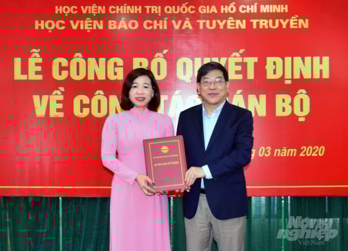 ccc37cc05525ae7bf734-194533_695.jpg Lãnh đạo Học viện Chính trị Quốc gia Hồ Chí Minh trao Quyết định bổ nhiệm Phó Giám đốc Học viện Báo chí và Tuyên truyền cho PGS.TS Nguyễn Thị Trường Giang. Ảnh: Văn Hùng.