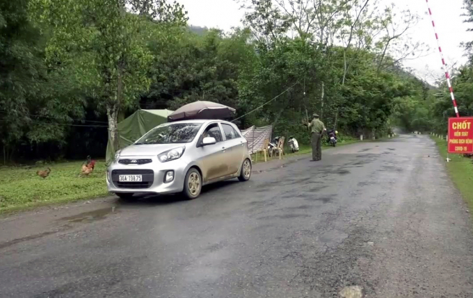 92522579_536106433951293_3493020825081085952_n-115833_498.jpg Chốt kiểm soát dịch bệnh Covd-19 khu vực dốc Sáp Ong, nơi phát hiện 4 thanh niên “phá rào” đi dự sinh nhật bạn. Ảnh: LCTV.