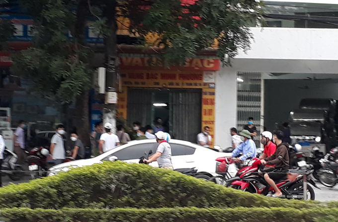 Người dân hiếu kỳ tập trung tại ngôi nhà xẩy ra sự việc. Ảnh: HD.