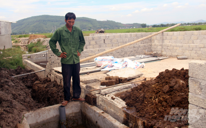 Phân bò chảy theo các mương thoát, vào thệ thống lọc bã trước khi chảy vào hệ thống biogas. Phân bò sẽ được ép khô, dự trữ sử dụng bón cho cỏ. Nước biogas, theo định kỳ sẽ được hệ thống bơm tự động hút tưới cho cây trồng, cỏ. Ảnh: Võ Dũng.