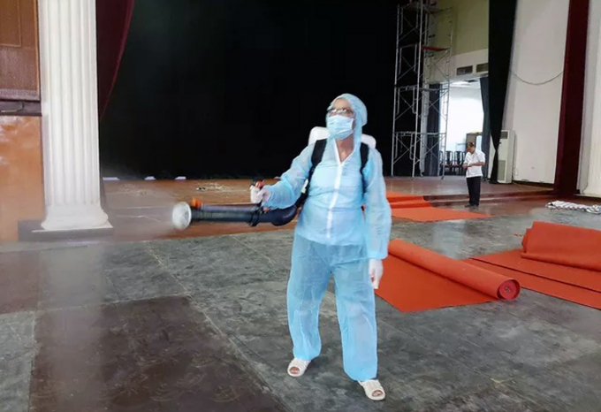 1-160723_539.jpg Ban tổ chức phun thuốc khử trùng tất từ khuôn viên đến khu vực làm lễ truy điệu Nguyên Tổng Bí thư Lê Khả Phiêu để đảm bảo công tác phòng dịch covid-19. Ảnh: GH.