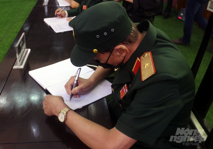 Trong số tang viếng nguyên Tổng Bí thư Lê Khả Phiêu, Thiếu tướng Võ Văn Chót viết: 'Chúng tôi xin tự nguyện làm theo lời dặn về Đảng - giữ vững vinh dự người Đảng viên và anh bộ đội Cụ Hồ. Ảnh: Võ Dũng.