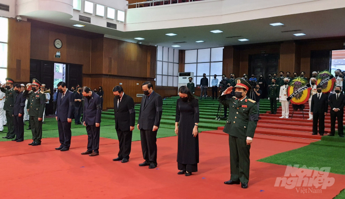 z2024508737375_864a1d98c01f8f4676a63aeeb318ba92-100332_870.jpg Đoàn đại biểu lãnh đạo Đảng, Nhà nước, các Ban, Bộ, Ngành Trung ương do đồng chí Nguyễn Xuân Thắng, Bí thư Trung ương Đảng, Giám đốc Học viện Chính trị Quốc gia Hồ Chí Minh, Chủ tịch Hội đồng Lý luận Trung ương vào viếng đồng chí Lê Khả Phiêu, Nguyên Tổng Bí thư BCH Trung ương Đảng Cộng sản Việt Nam. Ảnh: Võ Dũng.