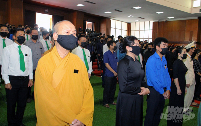 Các cơ quan, đơn vị và đông đảo người dân Thanh Hóa đến dự Lễ truy điệu nguyên Tổng Bí thư Lê Khả Phiêu. Ảnh: Võ Dũng.