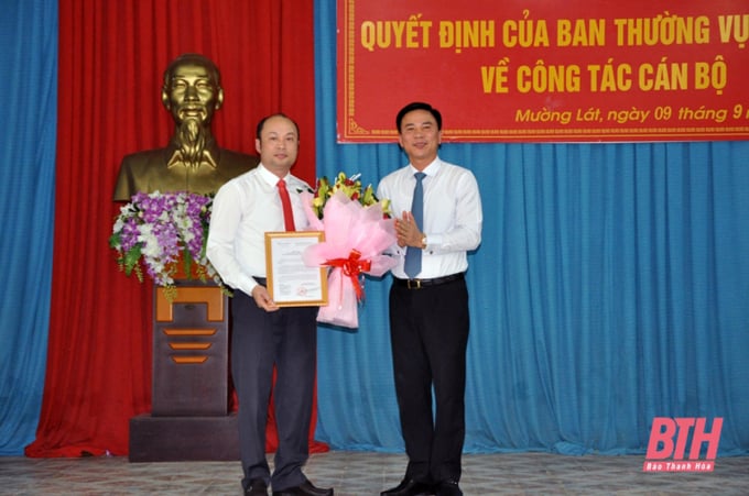 1-235824_803.jpg Ông Đỗ Trọng Hưng, Phó Bí thư Thường trực Tỉnh ủy Thanh Hóa trao Quyết định của Ban Thường vụ Tỉnh ủy và tặng hoa chúc mừng đồng chí Cao Văn Cường. Ảnh: Báo Thanh Hóa.