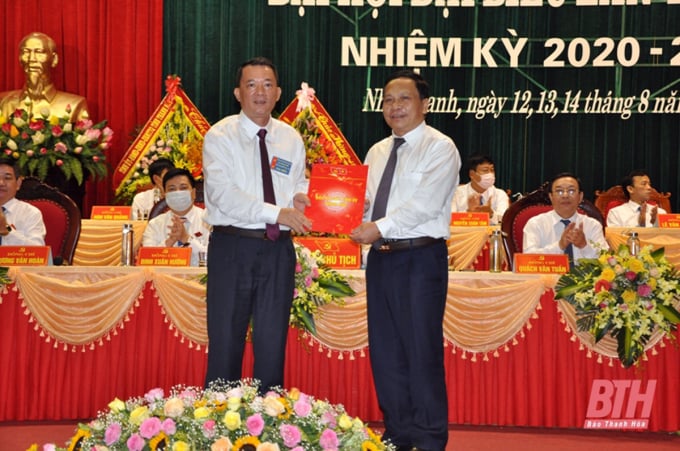 2-235824_615.jpg Ông Đặng Tiến Dũng nhận quyết định giữ chức Phó Bí thư Huyện ủy Như Thanh. Ảnh: Báo Thanh Hóa.