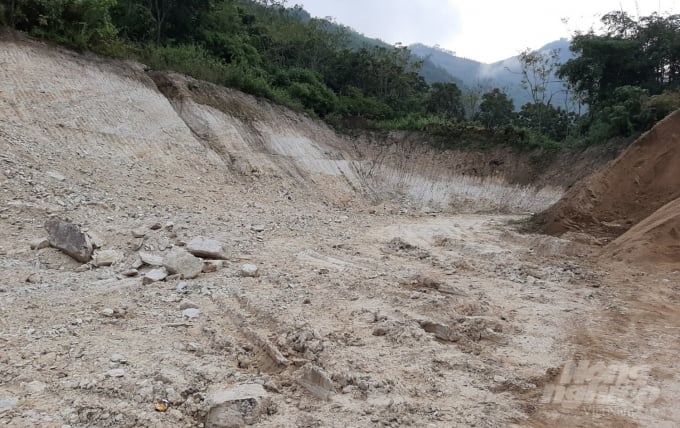 z2207566553776_658ea19dfedaddfc10ac168bfcbac23c-162003_836.jpg Bên trong khu đất san gạt trái phép đất rừng của Công ty Đông Thuận Phát. Ảnh: Võ Dũng.