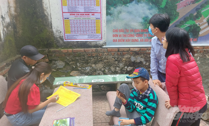 20210216_111028-143308_770.jpg Để phòng chống dịch COVID-19, Ban Quản lý đền đã niêm yết nội quy khi vào đền phải đeo khẩu trang nhưng một số ít khu khách vẫn chủ quan, nhất là trẻ nhỏ. Ảnh: Võ Dũng.