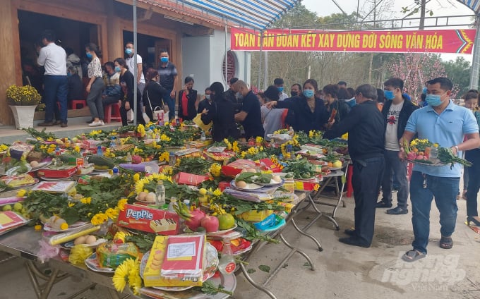 20210216_111142-143309_811.jpg Ngày đầu năm mới, du khách thập phương về đền Quả Sơn thắp hương tưởng nhớ Uy Minh Vương Lý Nhật quang, cầu tài, cầu lộc. Ảnh: Võ Dũng.