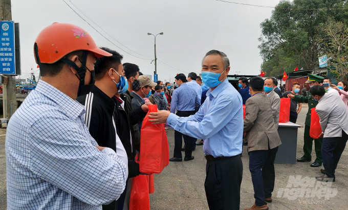 Thứ trưởng Bộ NN-PTNT Phùng Đức Tiến cùng lãnh đạo tỉnh Thanh Hóa trao 30 suất quà cho ngư dân có hoàn cảnh khó khăn, những gia đình có người thân tử nạn trong các chuyến đi biển. Ảnh: Võ Dũng.