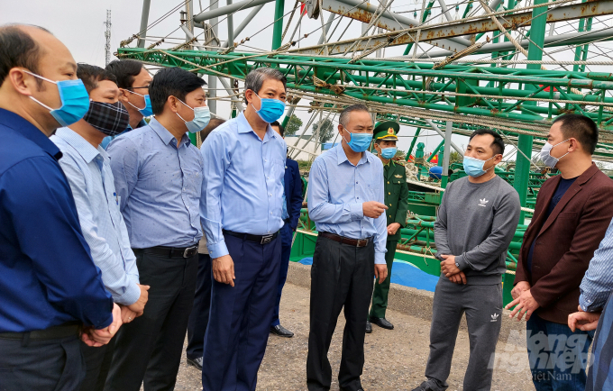 Thứ trưởng Phùng Đức Tiến nói chuyện, động viên các chủ tàu vượt qua khó khăn vươn khơi bám biển. Ảnh: Võ Dũng.