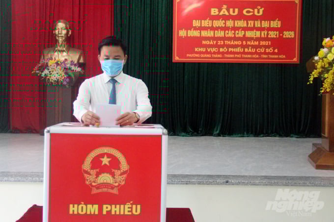 img_0307-083324_704.jpg Ông Đỗ Trọng Hưng, Ủy viên Trung ương Đảng, Bí thư Tỉnh ủy, Chủ tịch HĐND tỉnh, Trưởng Đoàn ĐBQH tỉnh Thanh Hóa, Trưởng Ban Chỉ đạo bầu cử tỉnh bỏ lá phiếu đầu tiên tại đơn vị bầu cử số 4. Ảnh: VD.
