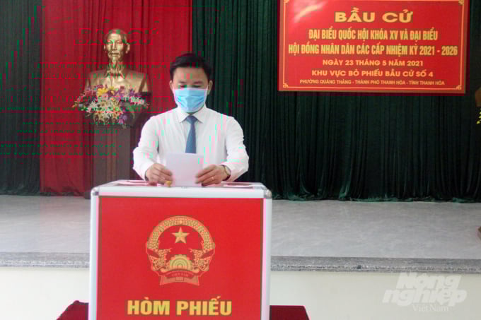 img_0307-085650_94.jpg Bí thư Tỉnh ủy Thanh Hóa Đỗ Trọng Hưng bỏ phiếu bầu cử ĐBQH khóa XV và Đại biểu HĐND các cấp nhiệm kỳ 2021-2026 . Ảnh: VD.