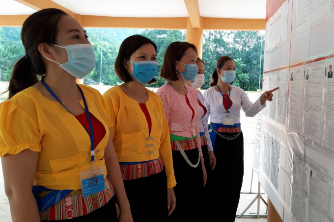 z2507483410004_b79f3d112e33d836d37665377135e9da-085710_53.jpg Việc giới thiệu và hiệp thương đã chọn ra các ứng viên đủ đức, đủ tài, đủ uy tín, được cử tri tín nhiệm bầu vào Quốc hội và HĐND các cấp. Việc giới thiệu các ứng viên lấy tiêu chuẩn, chất lượng làm trọng tâm, không vì cơ cấu mà hạ thấp tiêu chuẩn. Ảnh: TT.