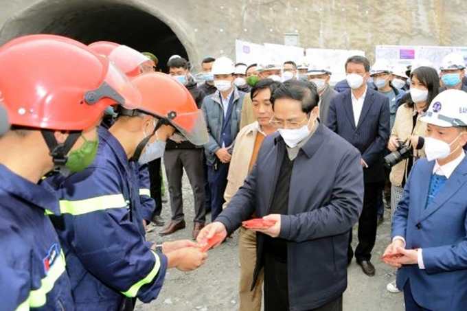Nhân dịp Tết Nguyên đán Nhâm Dần 2022, Thủ tướng Chính phủ đã tặng quà cho cán bộ, công nhân, các đơn vị, nhà thầu trên công trình hầm Thung Thi, chúc năm mới giành nhiều thắng lợi mới. Ảnh: MH.