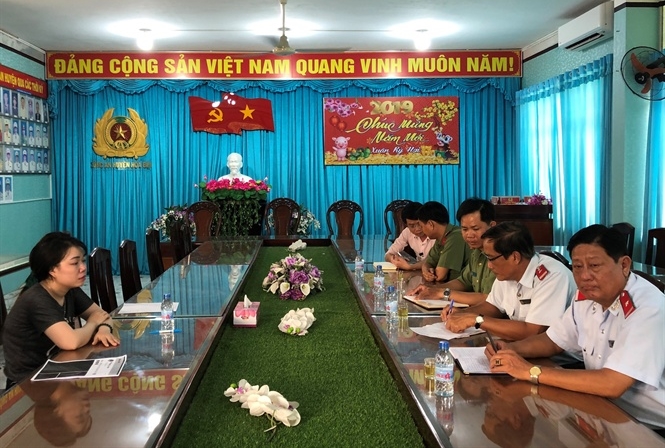 10-27-45_cong_n_moi_nguoi_dng_tin_thit_heo_benh_ve_toi_bc_lieu_len_lm_viec