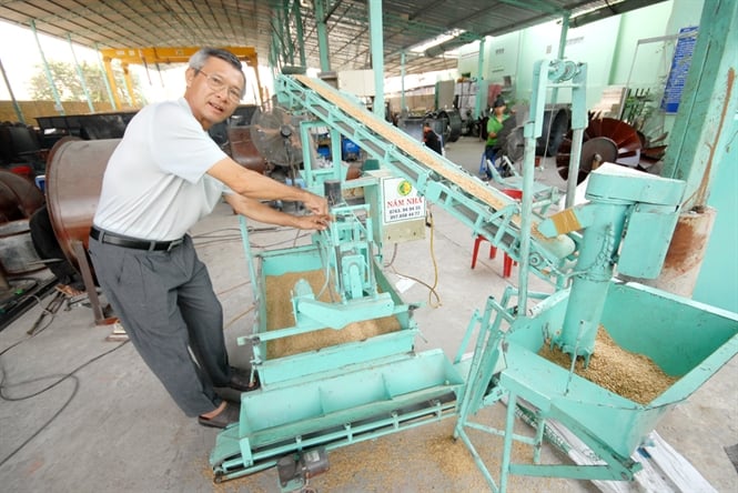14-04-20_nh-2-mo-hinh-lo-sy-mi-ni-ong-dt-gii-nht-cuoc-thi-nh-nong-sng-to-ti-h-noi-nm-2014
