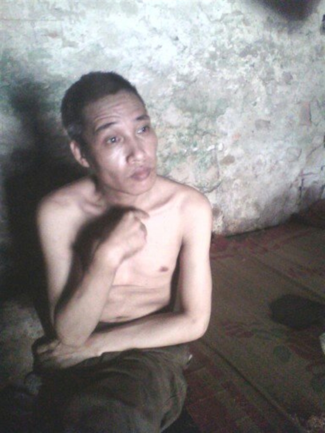08-43-19_suot-gn-10-nm-qu-nh-trn-vn-dn-bi-nhot-bng-chiec-xich-trong-gin-phong-tm-toi