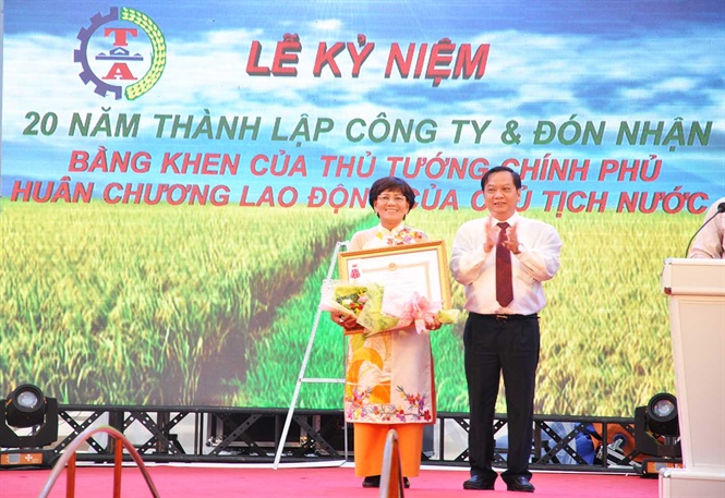 14-49-48_cty-trung-n-don-nhn-hun-chuong-lo-dong-hng-iii-nh-hd