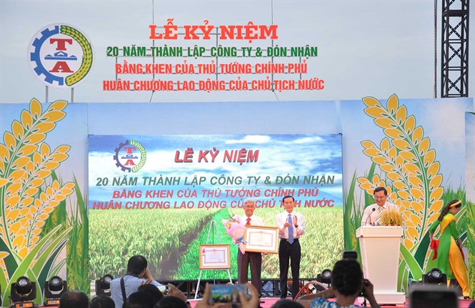 14-49-48_ong-phm-thi-binh-gd-cty-trung-n-nhn-bng-khen-thu-tuong-nh-hd