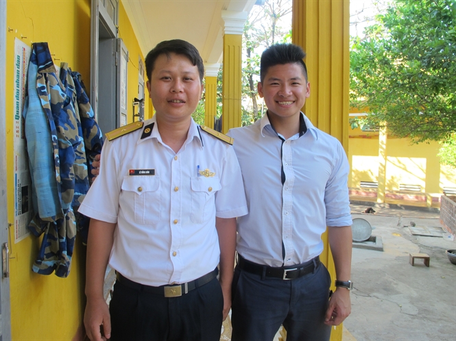 12-16-09_tc-gi-chup-chung-voi-thieu-uy-le-hong-lun
