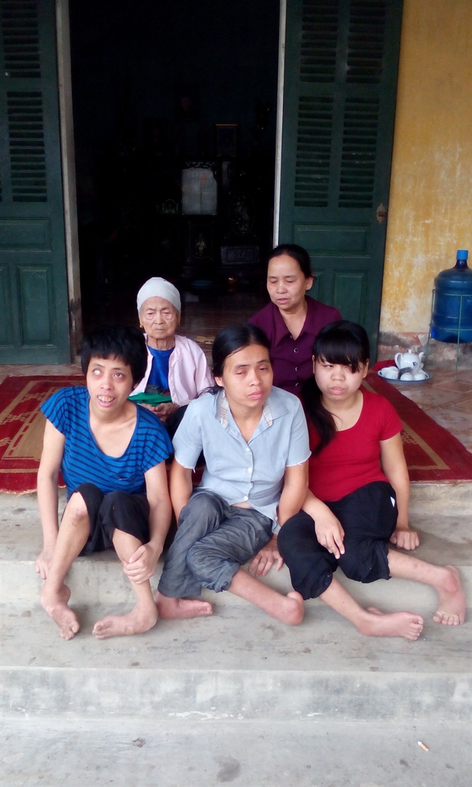 09-33-43_chi-bui-thi-my-ben-cnh-nguoi-me-gi-97-tuoi-v-b-nguoi-con-gi-bi-liet-chn-ty-co-qup-teo-top-tu-nho