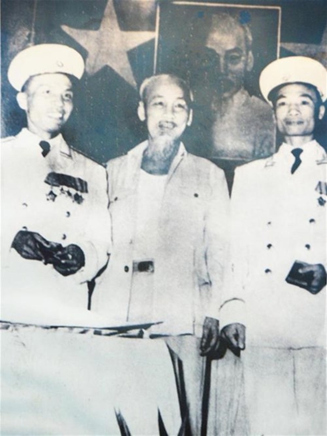 13-33-19_thieu-tuong-nguyen-b-pht-5-8-1964