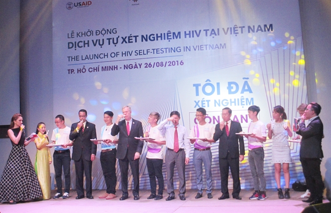10-53-07_di-su-my-thm-gi-test-hiv