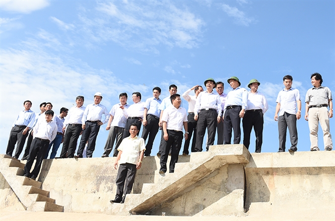 18-32-45_7-thu-tuong-kho-st-cong-trinh-ke-chong-xoi-lo-bo-bien-thm-hoi-b-con-di-phuong