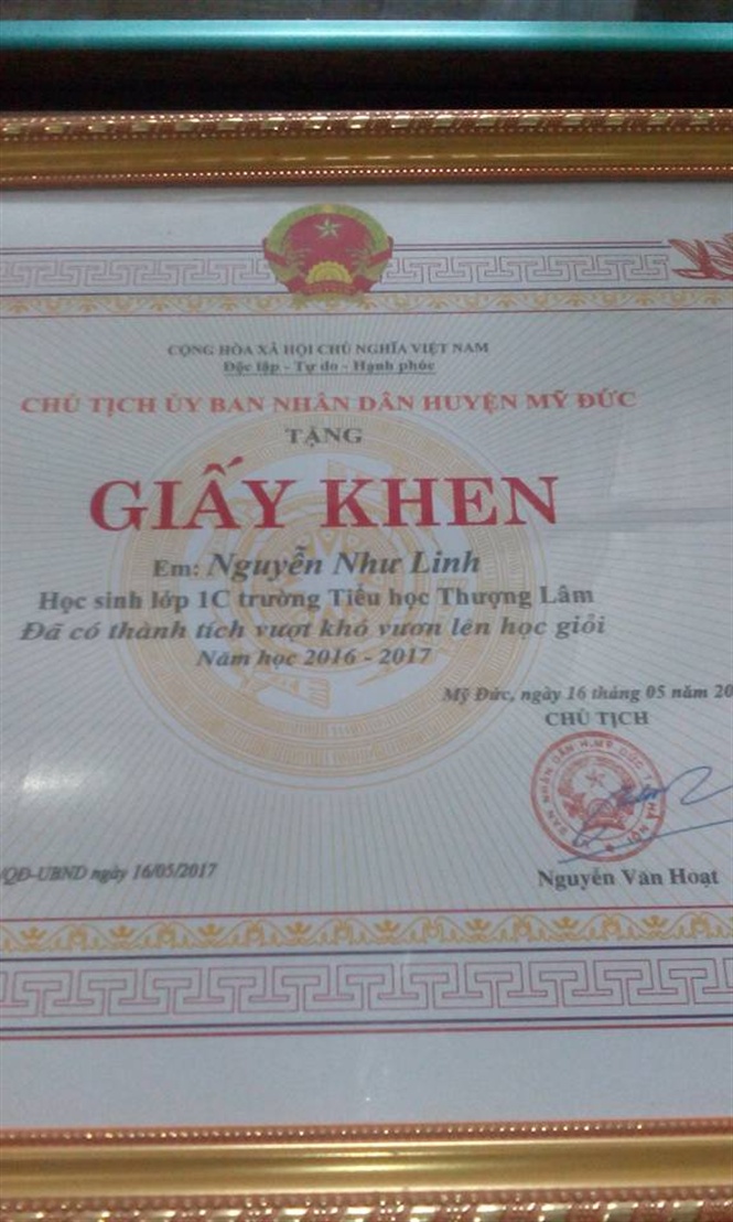 16-54-42_voi_nghi_luc_vuot_kho_viet_chu_tren_doi_chn_cu_minh_chu_nguyen_nhu_linh_duoc_chu_tich_uy_bn_nhn_dn_huyen_my_duc_tro_tng_giy_khen_co_thnh_tich_vuot_kho_vuon_len_trong_hoc_tp