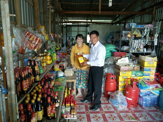 07-17-09_3_vo_nh_che_mo_tiem_tp_ho_o_di_phuong_hi_vo_chong_nh_luon_sn_sng_giup_do_nhung_nguoi_gp_kho_khn