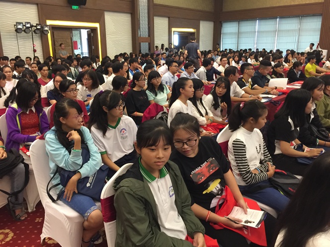 17-00-29_nh_-_cc_sinh_vien_den_thm_du_buoi_trien_lm_gio_duc_cu_tong_lnh_su_qun_ho_ky